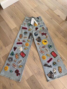AKIRA Light Wash Denim Jeans with Multicolor Embroidered Patches